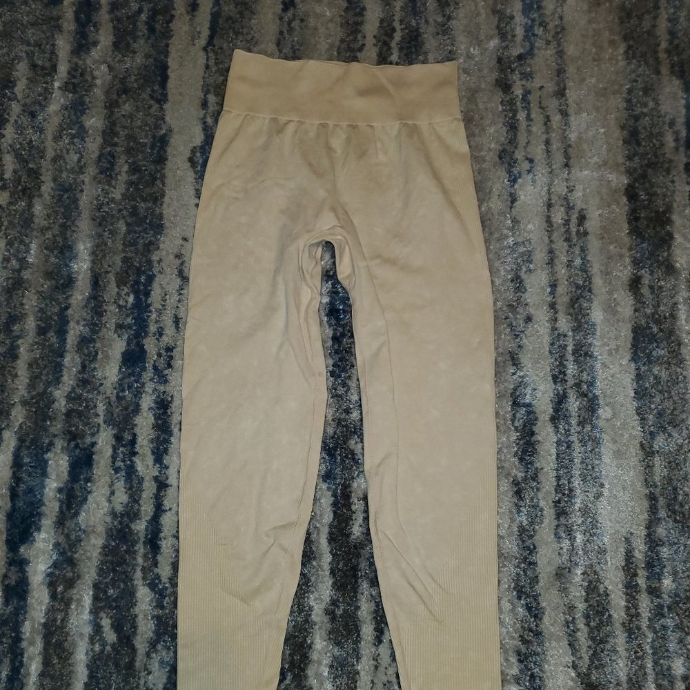 PINK SEAMLESS WORKOUT TIGHT BEACH || Med Like New - Picture 4 of 12